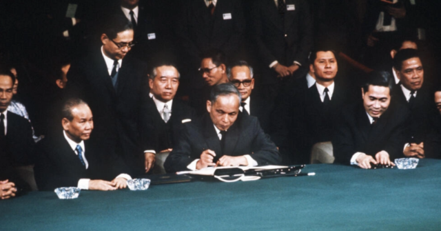 US opposition reps signing the Paris Accords, 27 January 1973. © AFP [RFI]