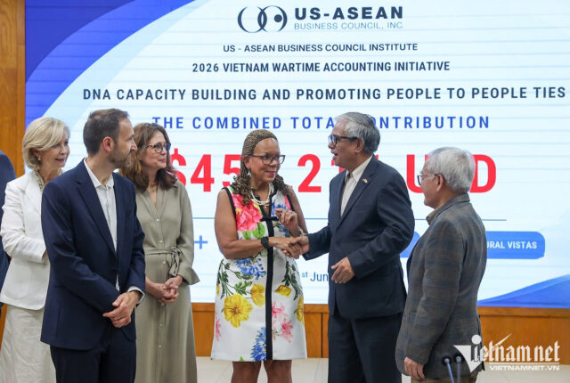 Ambassador Pham Quang Vinh, former Deputy Foreign Minister and President of the Vietnam-US Society, joins US partners at the grant announcement ceremony.