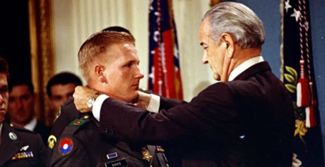 Sgt. Sammy Lee Davis receives the Medal of Honor from President Lyndon B. Johnson at the White House, November 19, 1968. (Lyndon Baines Johnson Presidential Library) 