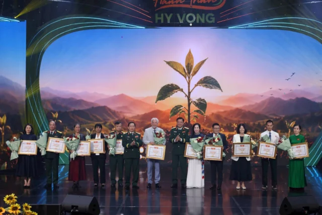 Expressing gratitude to individuals and organizations that have made significant contributions and provided practical support to victims of Agent Orange/dioxin. Photo: Hieu Nguyen.
